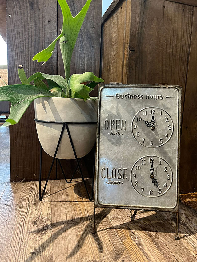 営業時間の看板の画像